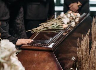 «Απαίσια μυρωδιά»: Πάνω από 50 σοροί βρέθηκαν σε αποσύνθεση, γεμάτοι σκουλήκια σε γραφείο τελετών