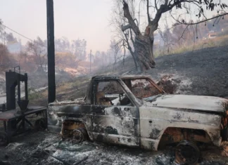 3.500 καμένα στρέμματα, καταστροφές σε σπίτια και αυτοκίνητα από τη φωτιά στη Σίβηρη, συνεχείς ρίψεις νερού για να σβήσουν όλες οι εστίες