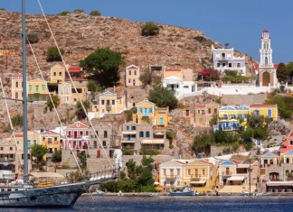 Χριστίνα Αλεξανιάν: «Μια αγκαλιά από χρώματα» με φόντο τη Σύμη