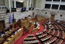 Πυρά από την αντιπολίτευση για την κυβερνητική πολιτική – Στο στόχαστρο τα «ήρεμα νερά» και οι φοροελαφρύνσεις