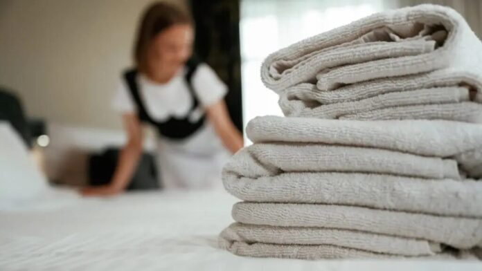 worker-shutterstock-2472422305-1024x683jpg