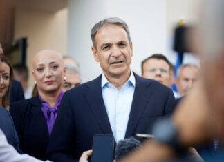 Μαλλιά κουβάρια για τη woke ατζέντα στη δεξιά «πολυκατοικία»