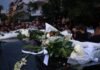 Το τελευταίο αντίο στον Γιώργο Μαζωνάκη: Πλήθος κόσμου συρρέει στην «παλιά του γειτονιά» – Ολονυχτία με δάκρυα και τραγούδι
