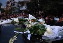 Το τελευταίο αντίο στον Γιώργο Μαζωνάκη: Πλήθος κόσμου συρρέει στην «παλιά του γειτονιά» – Ολονυχτία με δάκρυα και τραγούδι