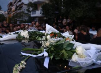Το τελευταίο αντίο στον Γιώργο Μαζωνάκη: Πλήθος κόσμου συρρέει στην «παλιά του γειτονιά» – Ολονυχτία με δάκρυα και τραγούδι