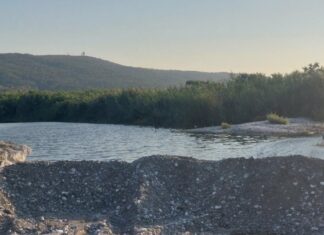 «Καμπανάκι» στην Κρεμαστή για εστίες κουνουπιών – Στάσιμα νερά σε ποταμό και αεροδρόμιο