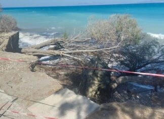 SOS για τη διάβρωση στην Κρεμαστή – Ζητούν άμεσα μέτρα για την ασφάλεια στον Παραλιακό δρόμο