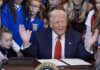 «Πατρίς, θρησκεία, οικογένεια» made in USA – Γιατί ο Τραμπ θέλει τις γυναίκες στο σπίτι
