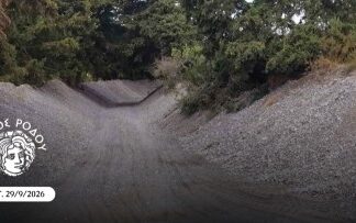 Συνεχίζονται με εντατικό ρυθμό οι παρεμβάσεις του Δήμου για τον καθαρισμό, τη διάνοιξη και τη διαμόρφωση ρεμάτων που βρίσκονται εντός των Κοινοτήτων της Δημοτικής Ενότητας Νότιας Ρόδου και γύρω από αυτές. Τα μηχανήματα του Δήμου επιχειρούν στα σημεία όπου έχουν καταγραφεί ανάγκες, με προτεραιότητα στις περιοχές που απαιτούν άμεση παρέμβαση. Οι εργασίες βρίσκονται σε εξέλιξη και θα συνεχιστούν όλο το επόμενο διάστημα, καθώς προβλέπεται η επαναφορά των μηχανημάτων στα σημεία όπου απαιτούνται πρόσθετες εργασίες. Ήδη έχουν πραγματοποιηθεί παρεμβάσεις στην Αρνίθα, ενώ στη συνέχεια προγραμματίζονται εργασίες στην Απολακκιά και στην Καταβιά, καθώς και σε άλλα σημεία όπου τα ρέματα διέρχονται από οικισμούς ή βρίσκονται κοντά σε αυτούς με στόχο να εξασφαλίζεται η ομαλή και απρόσκοπτη ροή του νερού. Οι εργασίες περιλαμβάνουν, όπου απαιτείται, απομάκρυνση φερτών υλικών, καθαρισμό και διάνοιξη της κοίτης, ώστε να αποκαθίσταται η φυσική ροή του νερού και να περιορίζονται προβλήματα από τη συσσώρευση υλικών. Αυτό θα συμβάλλει στην καλύτερη διαχείριση των συνεπειών από έντονα καιρικά φαινόμενα και ισχυρές βροχοπτώσεις. Οι παρεμβάσεις θα συνεχιστούν και το επόμενο διάστημα, με τα μηχανήματα του Δήμου να επιχειρούν καθημερινά, σύμφωνα με τις ανάγκες και τις προτεραιότητες που καταγράφονται στις Κοινότητες όλου του νησιού. Ο Αντιδήμαρχος Δ.Ε. Νότιας Ρόδου Θωμάς Κώστας δήλωσε σχετικά τα εξής: «Η πρόληψη και η έγκαιρη αντιμετώπιση των προβλημάτων αποτελούν βασική προτεραιότητα της Δημοτικής Αρχής. Με την καθοδήγηση του Δημάρχου Αλέξανδρου Κολιάδη και σε συνεργασία με τις υπηρεσίες του Δήμου και τους Προέδρους των Κοινοτήτων, καταγράφουμε τις ανάγκες και παρεμβαίνουμε σε όποια σημεία απαιτείται. Συνεχίζουμε με συνέπεια το έργο μας στις Κοινότητες της Νότιας Ρόδου, δίνοντας ιδιαίτερη έμφαση στον καθαρισμό και τη διάνοιξη των ρεμάτων με σκοπό την ενίσχυση της ασφάλειας και προστασίας των κατοίκων από τα έντονα καιρικά φαινόμενα και τις ισχυρές βροχοπτώσεις».