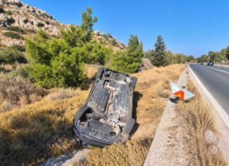 Όχημα βγήκε από τον δρόμο και αναποδογύρισε στην περιφερειακή Ρόδου – Καλλιθέας