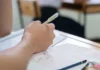 PISA 2025: Σχεδόν ένας στους δύο Έλληνες μαθητές δεν διαθέτει ούτε το βασικό επίπεδο εγγραμματισμού