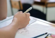 PISA 2025: Σχεδόν ένας στους δύο Έλληνες μαθητές δεν διαθέτει ούτε το βασικό επίπεδο εγγραμματισμού