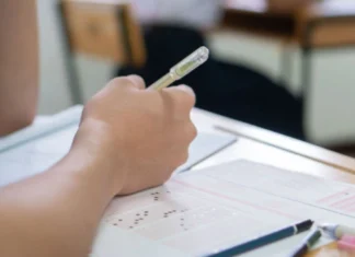 PISA 2025: Σχεδόν ένας στους δύο Έλληνες μαθητές δεν διαθέτει ούτε το βασικό επίπεδο εγγραμματισμού