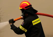 Τραγωδία στη Ρόδο: Νεκρός πυροσβέστης που συμμετείχε σε επιχείρηση για τη διάσωση τουριστών