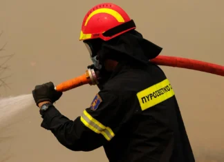 Τραγωδία στη Ρόδο: Νεκρός πυροσβέστης που συμμετείχε σε επιχείρηση για τη διάσωση τουριστών