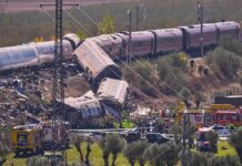 Τουλάχιστον 64 νεκροί και 80 τραυματίες στο σιδηροδρομικό δυστύχημα στην Ισπανία – Σκηνές χάους και πανικού περιγράφουν οι επιζώντων