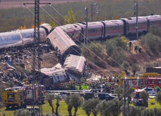 Τουλάχιστον 64 νεκροί και 80 τραυματίες στο σιδηροδρομικό δυστύχημα στην Ισπανία – Σκηνές χάους και πανικού περιγράφουν οι επιζώντων