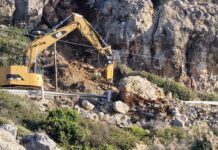 Ρόδος: Ξεκίνησαν οι εργασίες απομάκρυνσης του βράχου που κατέληξε στον δρόμο του Λαδικού