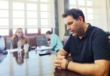 Την έκδοση της τελικής υπουργικής απόφασης, η οποία θα καθορίσει τους νέους κανόνες στην καταναλωτική πίστη, αναμένει η αγορά. Σε μια περίοδο κατά την οποία ο πληθωρισμός και η ακρίβεια εντείνουν τις οικονομικές πιέσεις στα νοικοκυριά, το νέο θεσμικό πλαίσιο ενδέχεται να περιορίσει την πρόσβαση στη χρηματοδότηση για σημαντικό αριθμό καταναλωτών. Ο Νόμος 5317/2026, που αποσκοπεί στην ενίσχυση της προστασίας των καταναλωτών από υπερβολικές επιβαρύνσεις στα δάνεια, εκτιμάται από παράγοντες της αγοράς ότι μπορεί να επηρεάσει ιδιαίτερα τις τράπεζες που εφαρμόζουν πολιτικές δεύτερης ευκαιρίας, όπως η tbi bank. Σύμφωνα με εκτιμήσεις της αγοράς, περίπου 300.000 καταναλωτές που δυνητικά θα μπορούσαν να χρηματοδοτηθούν από τέτοιες τράπεζες, ενδέχεται να επηρεαστούν από τις αλλαγές, καθώς σήμερα μπορούν να λάβουν χρηματοδότηση με υψηλότερο κόστος, παρά το γεγονός ότι έχουν περιορισμένη πρόσβαση στο παραδοσιακό τραπεζικό σύστημα. Πλαφόν στο συνολικό κόστος των δανείων Το νέο πλαίσιο αναμένεται να τεθεί σε εφαρμογή στις 20 Νοεμβρίου, με τις λεπτομέρειες να εξαρτώνται από τις σχετικές κανονιστικές αποφάσεις. Το άρθρο 40 θεσπίζει ανώτατα όρια στο συνολικό κόστος της καταναλωτικής πίστης, συμπεριλαμβανομένων των τόκων, των προμηθειών και των λοιπών επιβαρύνσεων. Ειδικότερα, το συνολικό κόστος δεν μπορεί να υπερβαίνει: • Το 60% του αρχικού κεφαλαίου για δάνεια διάρκειας έως τέσσερα έτη. • Το 70% για δάνεια διάρκειας άνω των τεσσάρων και έως οκτώ ετών. • Το 75% για δάνεια διάρκειας άνω των οκτώ ετών. Κλείσιμο Παράλληλα, προβλέπεται περιορισμός του συνολικού ετήσιου πραγματικού επιτοκίου (ΣΕΠΕ), το οποίο δεν θα μπορεί να υπερβαίνει τον μέσο όρο αντίστοιχων δανείων κατά το προβλεπόμενο ποσοστό προσαύξησης. Με βάση τις εκτιμήσεις που διατυπώνονται στην αγορά, το ανώτατο επιτόκιο θα μπορούσε, με τα σημερινά δεδομένα, να περιοριστεί περίπου στο 22%, έναντι επιτοκίων που φτάνουν σήμερα έως και το 29%. Μια τέτοια εξέλιξη ενδέχεται να οδηγήσει σε αυστηρότερα κριτήρια χορήγησης δανείων, καθώς ορισμένες κατηγορίες δανειοληπτών θεωρούνται υψηλότερου πιστωτικού κινδύνου. Ποιοι κινδυνεύουν να μείνουν εκτός χρηματοδότησης Παράγοντες της αγοράς εκτιμούν ότι οι νέοι περιορισμοί ενδέχεται να δυσκολέψουν την πρόσβαση στη χρηματοδότηση για περίπου 300.000 καταναλωτές. Πρόκειται, σύμφωνα με τις ίδιες εκτιμήσεις, για ανθρώπους που δεν πληρούν εύκολα τα κριτήρια των παραδοσιακών τραπεζών, αλλά μπορούν να εξυπηρετήσουν μικρότερα δάνεια με υψηλότερο επιτόκιο, καλύπτοντας κάποιες ανάγκες τους και κυρίως χτίζοντας ένα δανειοληπτικό προφίλ ώστε να εισέλθουν αργότερα στο τραπεζικό σύστημα. Η αγορά εκφράζει τον προβληματισμό ότι, εάν το επιτρεπόμενο κόστος δεν επαρκεί για να καλύψει τον πιστωτικό κίνδυνο αυτών των πελατών, οι τράπεζες ενδέχεται να περιορίσουν τις εγκρίσεις ή να γίνουν πιο επιλεκτικές. Διαφορετική είναι η περίπτωση των πιστωτικών καρτών, για τις οποίες, σύμφωνα με το περιγραφόμενο πλαίσιο, εφαρμόζεται το όριο του ΣΕΠΕ και όχι το ίδιο πλαφόν στο συνολικό κόστος που ισχύει για τα συγκεκριμένα δάνεια. Ωστόσο, και σε αυτή την περίπτωση, η τελική επιβάρυνση εξαρτάται από τους συμβατικούς όρους και τους εφαρμοζόμενους περιορισμούς. Η tbi bank και το μοντέλο της δεύτερης ευκαιρίας Η tbi bank δραστηριοποιείται στην ελληνική αγορά καταναλωτικής πίστης, προσφέροντας χρηματοδότηση τόσο για αγορές προϊόντων με δόσεις όσο και μέσω προσωπικών δανείων. Στην πρώτη περίπτωση, η τράπεζα συνεργάζεται με εμπορικές επιχειρήσεις, δίνοντας τη δυνατότητα στους καταναλωτές να αγοράζουν προϊόντα, όπως κινητά τηλέφωνα, έπιπλα και ηλεκτρικές συσκευές, και να αποπληρώνουν το ποσό σε μηνιαίες δόσεις. Ανάλογα με το πρόγραμμα χρηματοδότησης, μπορεί να προσφέρονται και άτοκες δόσεις, υπό συγκεκριμένους όρους. Παράλληλα, προσφέρει προσωπικά δάνεια, με ποσά που, σύμφωνα με τα στοιχεία της αγοράς, φτάνουν έως τις 15.000 ευρώ, ενώ έχει αναφερθεί προοπτική αύξησης του ανώτατου ποσού στις 30.000 ευρώ. Τα επιτόκια που αναφέρονται κυμαίνονται από 9,9% έως 29%, ανάλογα με το προφίλ του πελάτη και τους όρους της χρηματοδότησης. Το επιχειρηματικό μοντέλο της τράπεζας βασίζεται, μεταξύ άλλων, στην εξυπηρέτηση καταναλωτών που δυσκολεύονται να αποκτήσουν πρόσβαση σε χρηματοδότηση από τις παραδοσιακές τράπεζες. Νέοι εργαζόμενοι με χαμηλότερα εισοδήματα, αλλά και άνθρωποι που επηρεάστηκαν από τις οικονομικές κρίσεις, μπορούν να αποκτήσουν πρόσβαση σε μικρότερα δάνεια, εφόσον πληρούν τα κριτήρια αξιολόγησης. Η σταδιακή αποπληρωμή ενός δανείου μπορεί να συμβάλει στη δημιουργία θετικού ιστορικού αποπληρωμών, διευκολύνοντας ενδεχομένως την πρόσβαση σε μεγαλύτερη χρηματοδότηση στο μέλλον. Το σύνθημα της τράπεζας, «Μάθε το όριό σου», αποτυπώνει αυτή την προσέγγιση. Δάνεια για ιατρικά έξοδα, ανακαινίσεις και αυτοκίνητα Οι ανάγκες για τις οποίες οι καταναλωτές προσφεύγουν σε δανεισμό αφορούν κυρίως ιατρικά έξοδα, ανακαινίσεις κατοικιών και αγορά μεταχειρισμένων αυτοκινήτων. Το μέσο ποσό δανείου στην πελατειακή βάση της tbi bank υπολογίζεται μεταξύ 3.000 και 4.000 ευρώ, ενώ οι διαδικασίες αξιολόγησης και εκταμίευσης έχουν σχεδιαστεί ώστε να ολοκληρώνονται γρήγορα. Σύμφωνα με τα στοιχεία που παρατίθενται από την αγορά, περίπου το 5% έως 10% των πελατών της τράπεζας ανήκει στην κατηγορία υψηλού κινδύνου. Από αυτούς, εκτιμάται ότι αθέτηση υποχρεώσεων θα εμφανιστεί σε ένα μέρος τους, γεγονός που αποτυπώνει τη σημασία της αξιολόγησης πιστοληπτικής ικανότητας για τη λειτουργία του συγκεκριμένου μοντέλου. Παρουσία σε 7.000 επιχειρήσεις και δανειοδοτήσεις 25 εκατ. ευρώ τον μήνα Η tbi bank συνεργάζεται με περίπου 7.000 επιχειρήσεις, ενώ ένα δίκτυο περίπου 500 σημαντικών συνεργατών συνθέτει την πλατφόρμα αγορών της. Η τράπεζα έχει επίσης παρουσία στη Βουλγαρία και τη Ρουμανία. Σύμφωνα με τα στοιχεία που αναφέρονται, η χρηματοδότηση των δραστηριοτήτων της στην Ελλάδα στηρίζεται σε σημαντικό βαθμό σε κεφάλαια που προέρχονται από τις καταθέσεις της στη Βουλγαρία, καθώς δεν δέχεται σήμερα καταθέσεις στην ελληνική αγορά. Για το 2028 έχει αναφερθεί ως στόχος η έναρξη αποδοχής καταθέσεων στην Ελλάδα, ενώ για το 2029 έχει παρουσιαστεί η προοπτική έκδοσης πιστωτικής κάρτας. Οι μηνιαίες χορηγήσεις της τράπεζας στην Ελλάδα υπολογίζονται σε περίπου 25 εκατ. ευρώ, έναντι συνολικής μηνιαίας αγοράς καταναλωτικών δανείων που εκτιμάται σε 140 εκατ. ευρώ. Με βάση αυτά τα μεγέθη, η tbi bank έχει αποκτήσει σημαντική παρουσία στον κλάδο της νέας καταναλωτικής χρηματοδότησης. Ο μέσος όρος ηλικίας των πελατών της υπολογίζεται στα 32 έτη. Το στοίχημα της ισορροπίας μεταξύ προστασίας και πρόσβασης Η εφαρμογή του νέου πλαισίου αναμένεται να αποτελέσει κρίσιμο σημείο για την αγορά καταναλωτικής πίστης. Από τη μία πλευρά, η θέσπιση ανώτατων ορίων στο κόστος των δανείων επιδιώκει να περιορίσει τις υπερβολικές επιβαρύνσεις για τους καταναλωτές. Από την άλλη, παράγοντες της αγοράς προειδοποιούν ότι ενδέχεται να περιοριστούν οι επιλογές χρηματοδότησης για όσους δεν έχουν πρόσβαση στις παραδοσιακές τραπεζικές υπηρεσίες. Το βασικό ερώτημα είναι κατά πόσο οι νέοι κανόνες θα καταφέρουν να προστατεύσουν τους δανειολήπτες χωρίς να περιορίσουν υπέρμετρα τη δυνατότητα χρηματοδότησης των νοικοκυριών που έχουν μεγαλύτερη ανάγκη από μια δεύτερη ευκαιρία. Τι αλλάζει με το πλαφόν στα καταναλωτικά δάνεια – Ποιοι μένουν εκτός χρηματοδότησης Τι αλλάζει με το πλαφόν στα καταναλωτικά δάνεια – Ποιοι μένουν εκτός χρηματοδότησης
