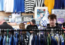 Η φάμπρικα της φανέλας: Εργάτες στην Καμπότζη αμείβονται με ένα ευρώ την ώρα για μια φανέλα μεγάλης ομάδας που πωλείται 150